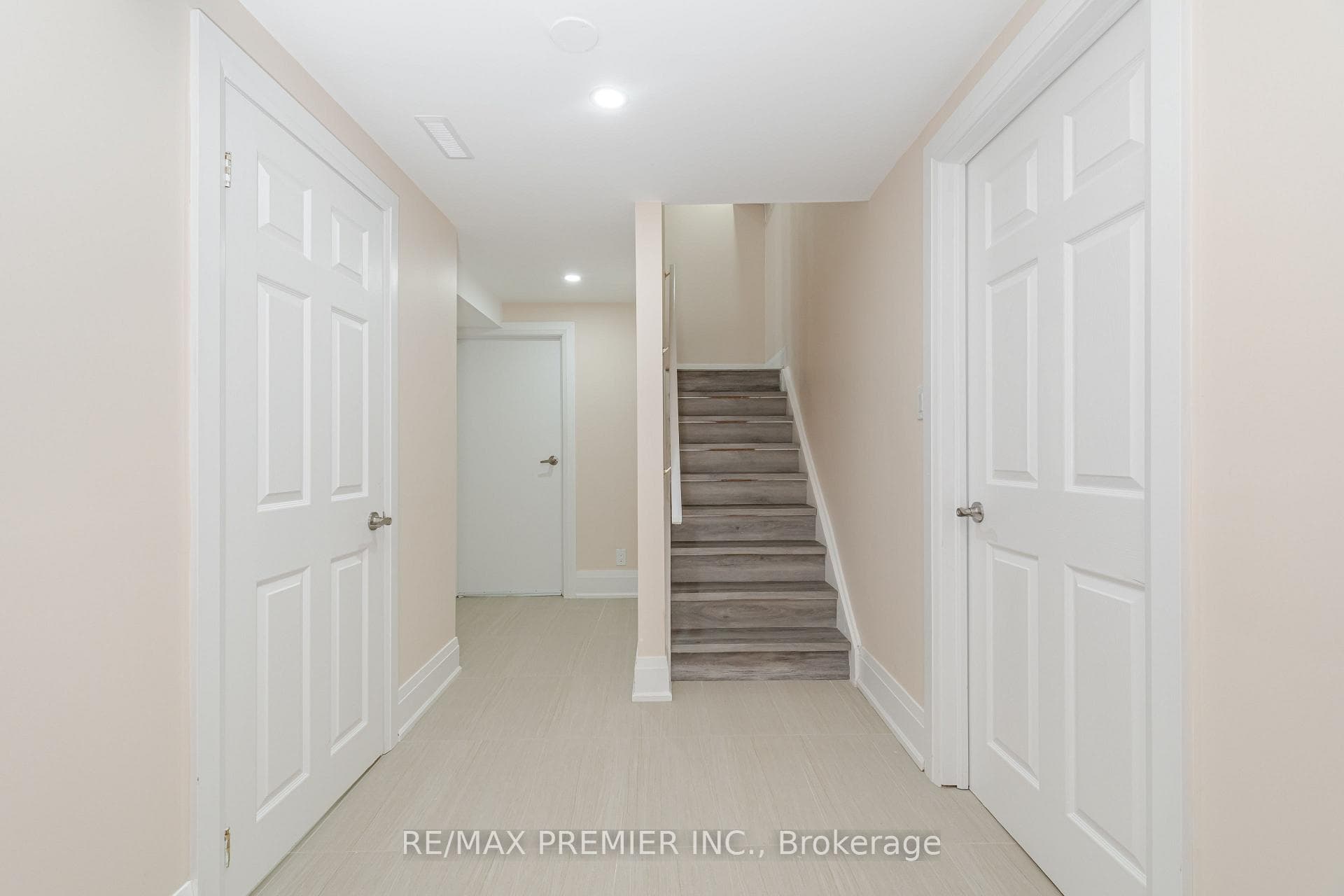 495 Fairview Road W, Mississauga, ON L5B 3W7, Mississauga